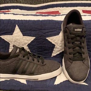 Adidas size 7 men’s shoe.